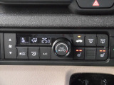 オートエアコンを標準装備。温度設定をしておけば風量・吹出し口を自動で調整してくれます。2段階の温度調整ができる運転席・助手席シートヒーターも装備しているので、冬場のドライブも快適です。
