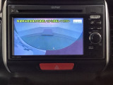 ギヤをR(バック)に入れるとディスプレイオーディオの画面に後ろの映像が映るリアカメラ付です。後退時、コンディションが悪い視界でもカラーバックモニターがドライバーをサポートします。
