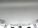 【天井】車内の天井部分も清潔な状態です。タバコのニオイや目立つ汚れもなく、開放感のある室内でドライブを楽しめます。