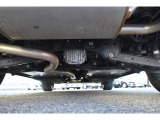 車両後方からの下回りです。マフラー防錆塗装や下回り防錆施工等も可能でございます。