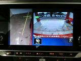 ギアを『R』に入れた後、カメラボタンを押すと、運転席から見えない左側面をナビ画面にうつしてくれるので、幅寄せや縦列駐車がし易くなります。