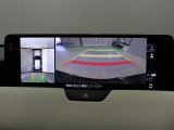 【360&deg;ビュー・モニター】低速走行時や駐停車時に車両周辺の状況をセンターディスプレイに表示することで、運転者の安全確認を補助するシステムです。