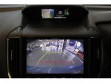 リヤビューカメラで車庫入れも安心。ステアリングと連動しガイド線が動くので、車両感覚をつかみやすくなっています。