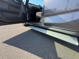 助手席オートスライドステップ付きで乗り降りに便利です