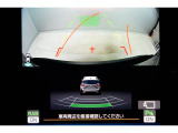 後方の視認性を高めるリアビューカメラを搭載。ガイドラインはステアリングの動きと連動しますのでよりスムーズな車庫入れが行えます。