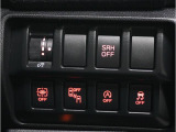 操作性に拘ったスバルの車では、わかりやすくスイッチ類を右側にレイアウト。ドアを開ければ手の届きやすい位置にあります。