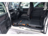 助手席もフラットにできます!センターピラーが無いので、荷物の積み下ろしがしやすい!N-VANの魅力の一つです(^^♪