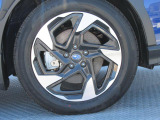 純正18インチアルミホイール。 タイヤサイズは225/55R18
