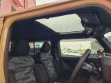 ガラスサンルーフを装備。気軽にオープンライクでドライブをお楽しみ頂くことができますし、夜は月や星を車内から眺めることができます。