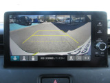 リバースギア連動のバックカメラが付いています。画面に鮮やかに写りますので夜間や雨の日も安心してバックできますね。人気装備の一つです。