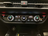 フルオートエアコンディショナーとなっております。運転席と助手席でそれぞれで温度設定ができますので、快適にドライブをすることができます。