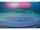 後方の視認性を高めるリアビューカメラを搭載。ガイドラインはステアリングの動きと連動しますのでよりスムーズな車庫入れが行えます。