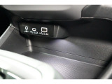 小物の収納に便利なセンタートレイには携帯等のデバイスの充電可能なUSB出力電源付です。