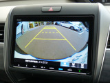 ●便利な装備『リアカメラ』 バックする際に後方映像をナビ画面で確認できますので、車庫入れが苦手な方も安心できますね♪♪ 写真をご覧ください。後方の映像がハッキリ確認できますよ〜