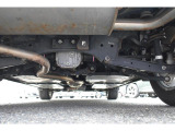 車両後方からの下回りです。マフラー防錆塗装や下回り防錆施工等も可能でございます。
