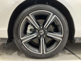 18インチ純正アルミホイール付!ノイズリデューシングホイールですので運転時の騒音を低減することができます。