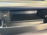 【インパネアッパーボックス】運転席側についていて嬉しい収納ですね!なんとここにもUSBソケットがついているのでスマホの充電もできます!