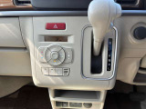 シフトレバーの画像です。フルオートエアコン搭載になります。