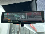スマートルームミラーが付いております。後席に人が乗車した時や沢山の荷物を積んだ時もバックミラーの視界が遮られる事無く見えるので便利です♪