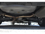 車両後方からの下回りです。マフラー防錆塗装や下回り防錆施工等も可能でございます