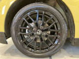 アルミホイール付!鉄ホイールと違って軽いので燃費にも影響してきます。ガソリンの高騰に少しは貢献します!デザインもさり気なく、スタイリッシュな感じとなっています。