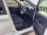 【ベンチシート】ラブラブ!(笑)で、運転席・助手席の行き来もしやすく、駐車時に便利☆また開放感もいいですね!一度体感されるとクセになりますよ(^^)