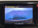 ギヤをR(バック)に入れるとナビ(社外品)の画面に後ろの映像が映るリアカメラ付です。後退時、コンディションが悪い視界でもカラーバックモニターがドライバーをサポートします。