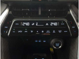 左右独立温度コントロールフルオートエアコンです。運転席、助手席それぞれで独立して温度設定ができます。冷え性の方が乗っても安心ですね♪
