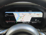 運転に必要な情報をグラフィカルに表示し、少ない視線移動で瞬時に認識できる先進的な液晶メーター。こちらはナビゲーション情報と連携する「地図画面」になります。