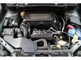 SUBARUの水平対向エンジン、回転バランスに優れているほかエンジン全高が低く、軽量・コンパクトな特性により、車体の低重心化にも貢献します。