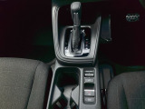 シンプルでとても使いやすいフロアシフトに、パーキングブレーキは、電子制御パーキングブレーキです。