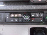 オートエアコンを標準装備。温度設定をしておけば風量・吹出し口を自動で調整してくれます。2段階の温度調整ができる運転席・助手席シートヒーターも装備しているので、冬場のドライブも快適です。