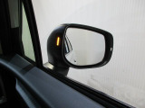 ミラー内側には後方からの車両の接近やミラーでは死角になる位置の車両をお知らせするリアビークルディテクションを搭載。