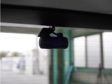 この車にはリアにもドライブレコーダーを装備しております◆映像・音声などを記録する自動車用の装置です。 もしもの事故の際の記録はもちろん、旅行の際の思い出としてドライブの映像を楽しむことができます。