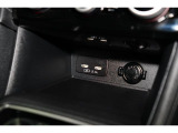 小物の収納に便利なセンタートレイには携帯等のデバイスの充電可能なUSB出力電源付です。