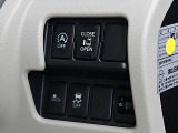 運転席の右側にはアイドリングストップ、オートスライドドア、エマージェンシーブレーキ、VDCの操作スイッチが有ります。