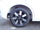アルミホイール付き!鉄のホイールと違って軽いので燃費にも影響してきます。ガソリン高騰に少しは貢献します!あと単純に足元がきまります!