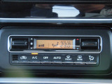 オートエアコン装備。温度設定をしておけば風量・吹出し口を自動で調整してくれるので車内はいつも快適です。