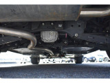 車両後方からの下回りです。マフラー防錆塗装や下回り防錆施工等も可能でございます。
