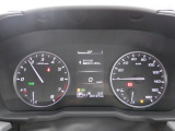 シンプルで見やすいデザインのメーターパネルです。車の情報が表示される大事な場所だからこそ見やすさが大切ですね。