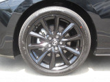 18インチ純正アルミホイールを装備。タイヤサイズは215/45R18となります。