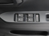 パワーウィンドウのスイッチです。 運転席に居ながら助手席の窓を開け閉めできるので便利ですよ。 ロック機能も付いてるので子供がイタズラして窓を開けるという事もできなくできますよ。