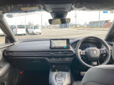 視界広々で運転しやすく、長距離の運転でも疲れません。また疲れを感じさせないまとまったインパネ周りです。