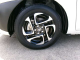 15インチ純正アルミホイール。路面に近いホイール部分は特に目立ちますし、車のイメージも大きく変わりますよ!