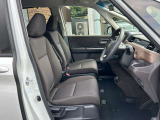 運転席・助手席シートは座り心地が良く、乗り降りもラクラクです!