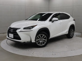 レクサスのコンパクトクロスオーバーSUV「NX」。本革シートや専用オーナメントパネルを装備する「NX300h バージョンL」です。