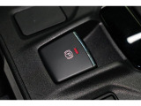 電動パーキングブレーキを採用。指で軽く引き上げればパーキングブレーキが掛かり、押すと解除ができます。