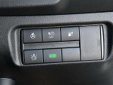 運転席右側の各種操作スイッチです。ハンドルヒーターは寒さが厳しい冬期には手先から温めてくれますので大変便利です。