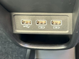 USBやシガーソケットも対応しておりますので、外部機器での接続、充電なども可能でございます。