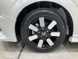 アルミホイール付!鉄ホイールと違って軽いので燃費にも影響してきます。ガソリンの高騰に少しは貢献します!デザインもさり気なく、スタイリッシュな感じとなっています。